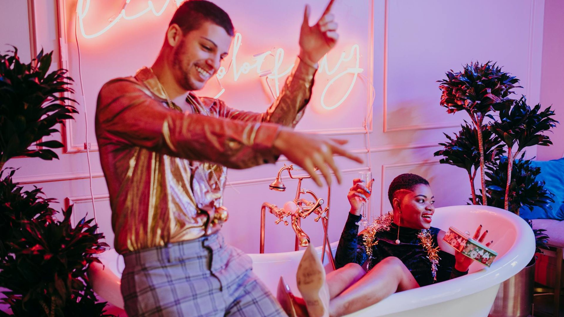 Thanksgiving vs. Christmas: Decoding the Holiday Vibe, Gifts & Decor