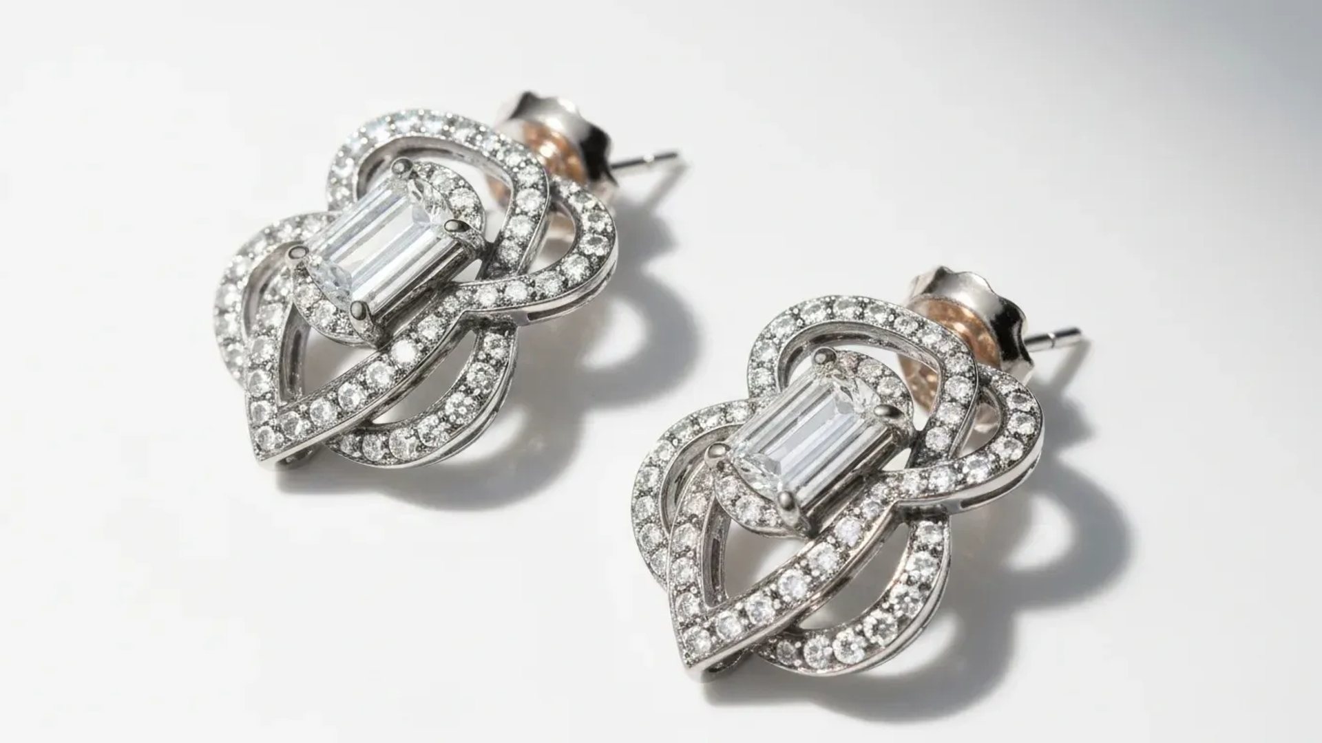 Gold vs. Platinum for Women's Luxury Earrings: Which Metal Offers Better Durability?