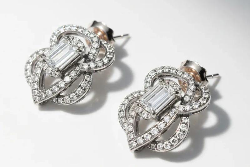 Gold vs. Platinum for Women's Luxury Earrings: Which Metal Offers Better Durability?