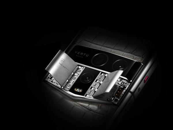 The Art of Handcrafted Luxury: Vertu’s "One Craftsman, One Phone" Philosophy