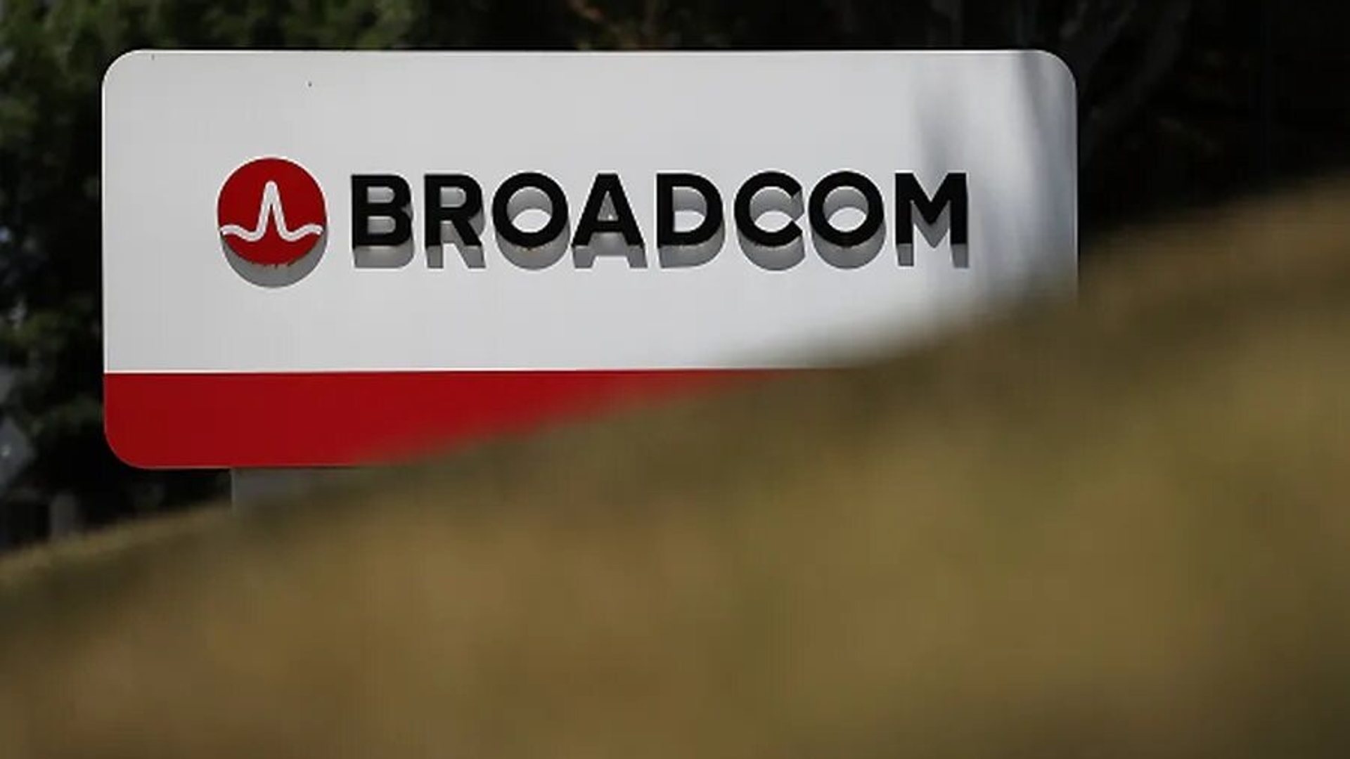 Financial Times--Beijing stalls $69bn tie-up of Broadcom and VMware