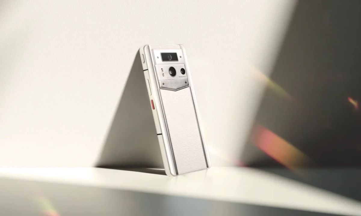 Agent Q Grained Calfskin Collector’s Edition Sets a New Standard for AI Phones