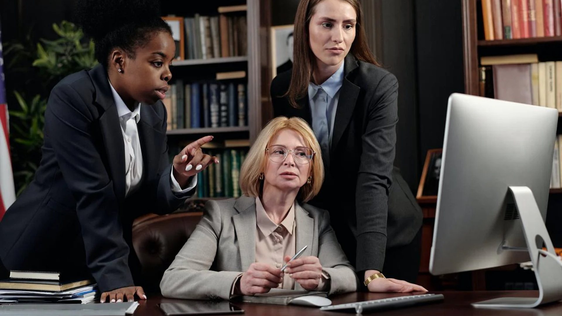 The departing bloggers who couldn't squeeze through the one-way bridge, went back to work en masse: VERTU IRONFILP business mobile phones to help the workplace rebound?