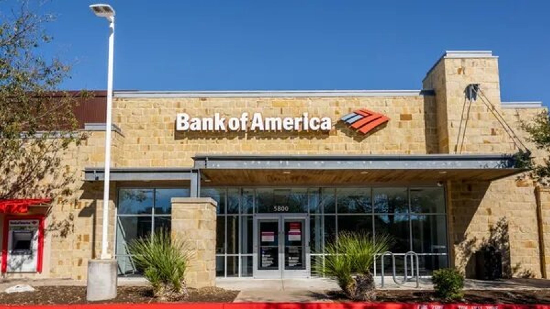 Financial Times--BofA profits beat forecasts on back of rate rises and strong trading