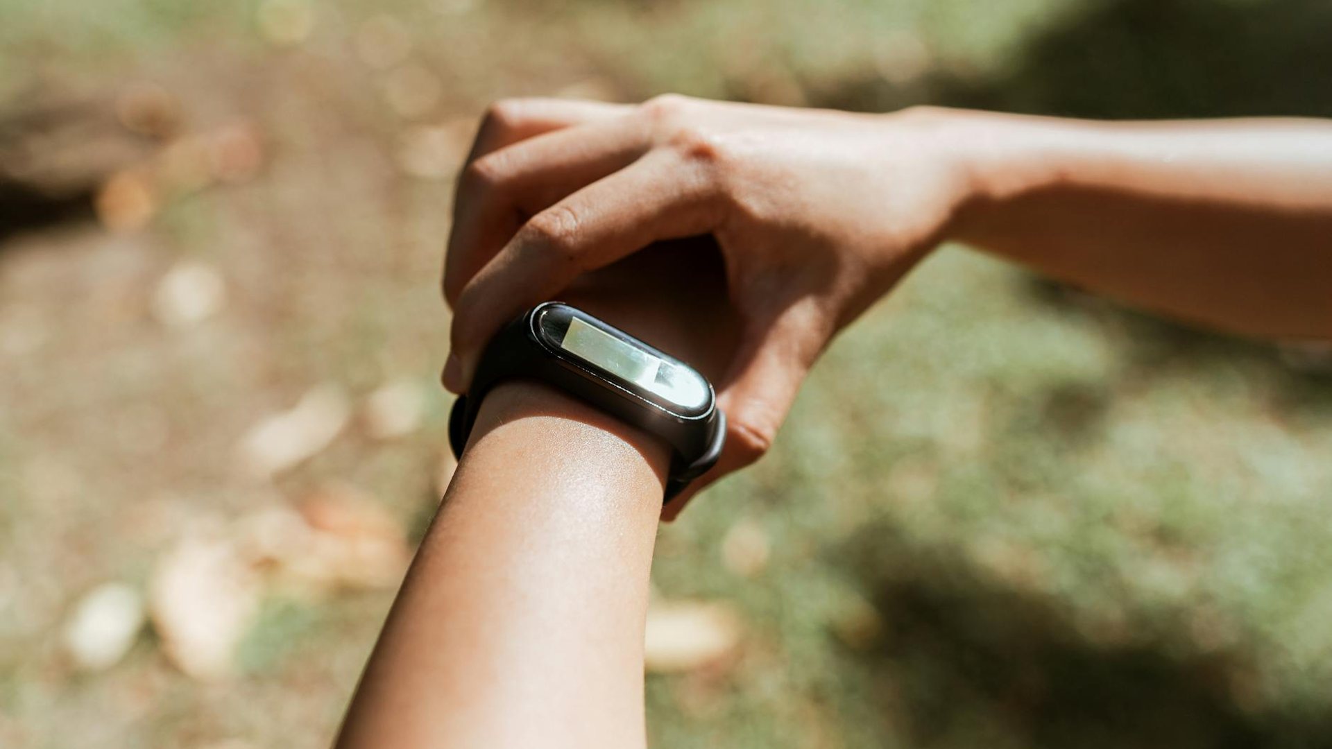 Smartwatch vs. Fitness Tracker: Which Smart Wearable is the Best Holiday Gift?