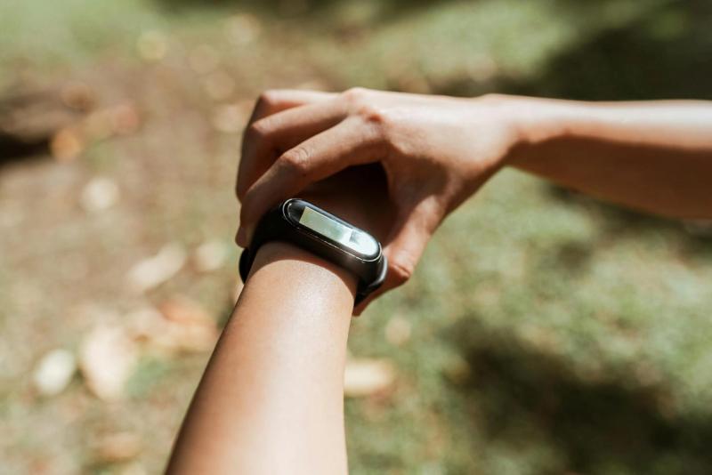 Smartwatch vs. Fitness Tracker: Which Smart Wearable is the Best Holiday Gift?