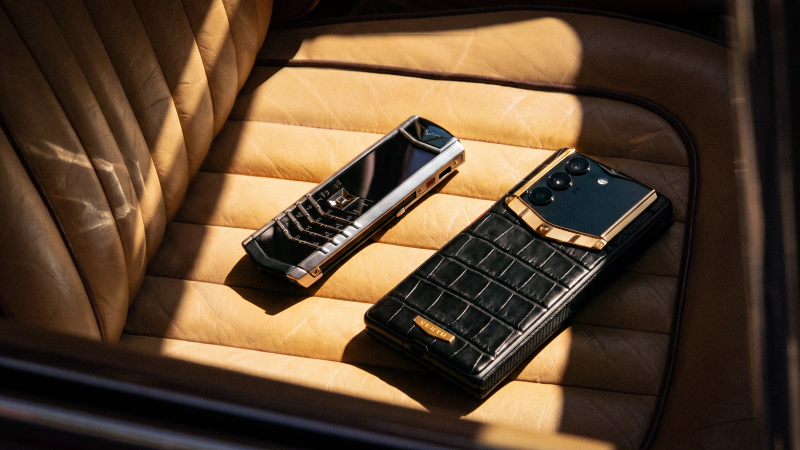 Best Phone for Interior Designers: Mood Boards, Site Visits & Foldable Workflows