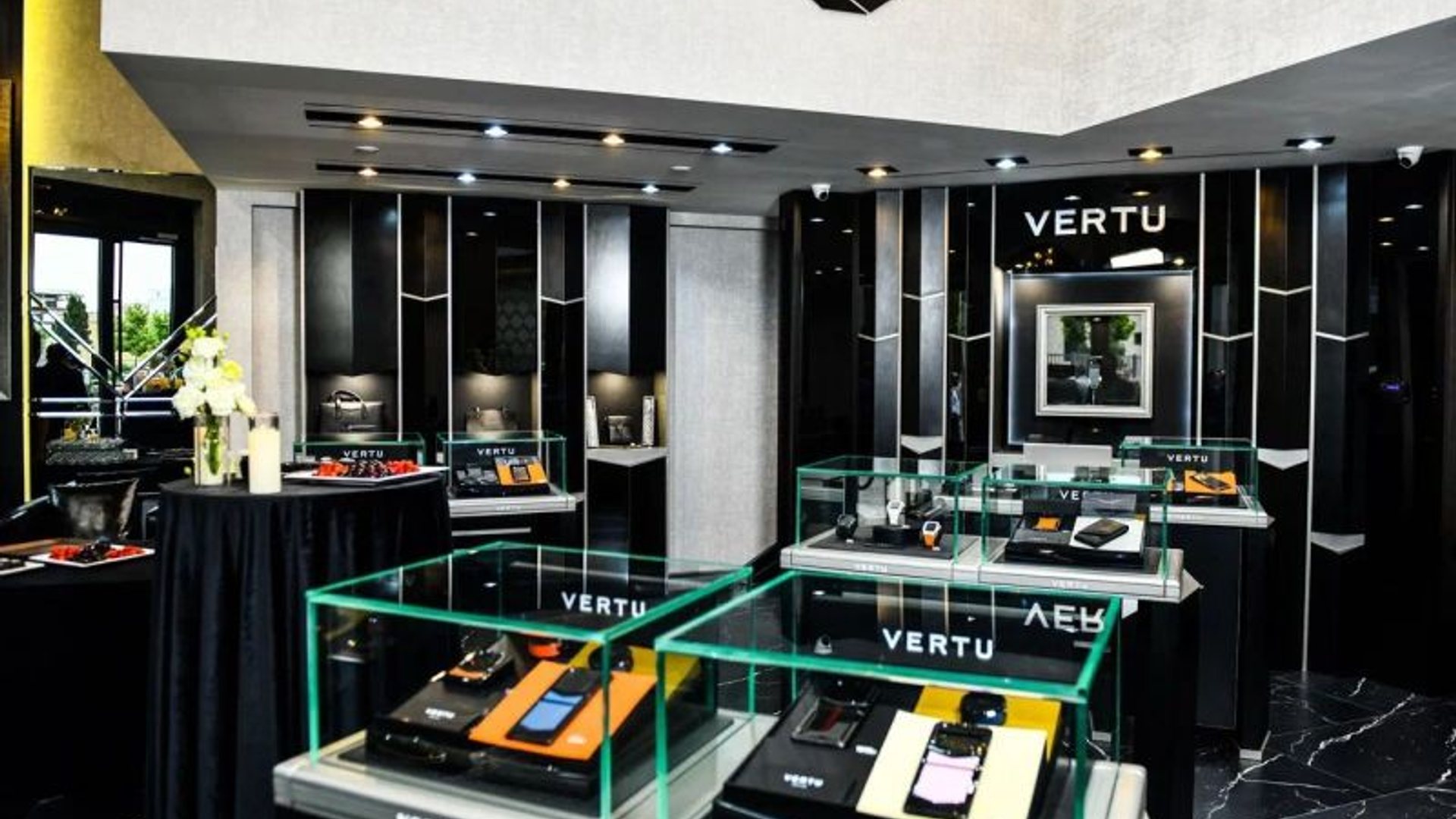 Discover the Luurof the VERTU SmartWatch : A Perfect Blend of Innovation and Elegance