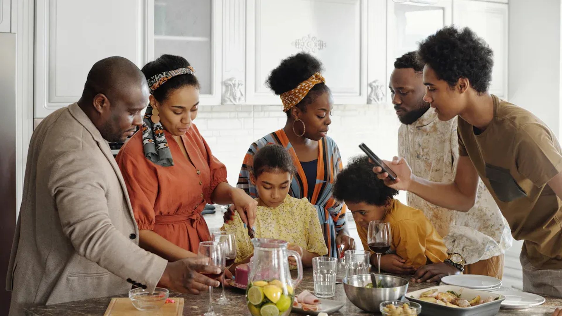 10 Tips to Host a Stress-Free Thanksgiving Dinner in 2025