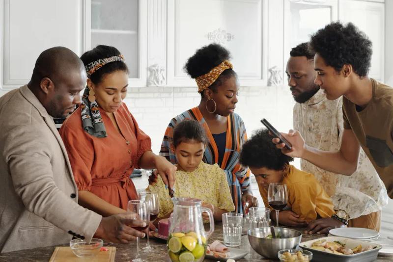 10 Tips to Host a Stress-Free Thanksgiving Dinner in 2025