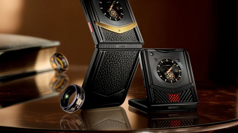 The luxurious texture of Himalaya alligator skin on a VERTU phone.