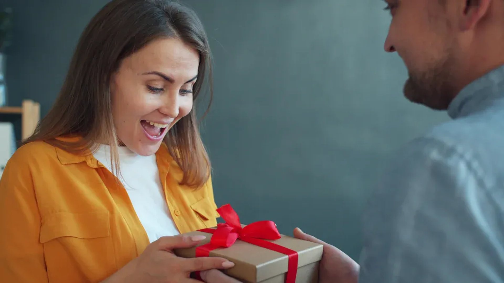 20 Unique New Year Gifts for Her to Make Her Smile