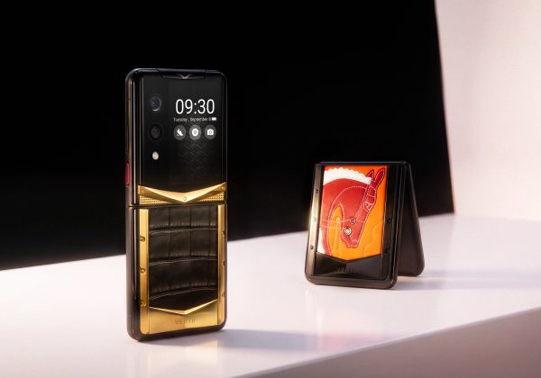 Luxury Foldable Phone vs Mass-Market Flagship: Which Is Better for You?