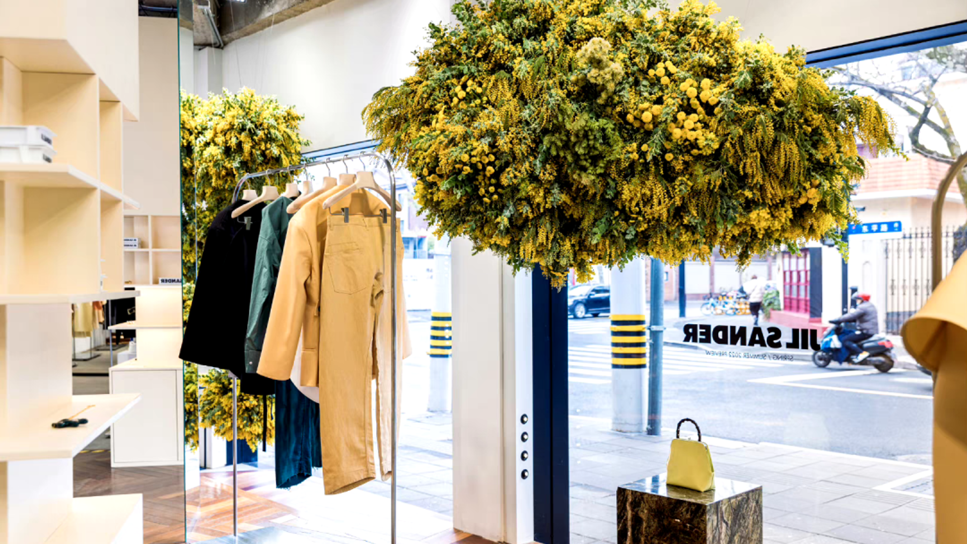 The classic minimalist style is making a comprehensive comeback. How can brands like The Row and Lemaire consolidate their brand recognition?