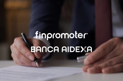 Due persone che firmano un contratto.