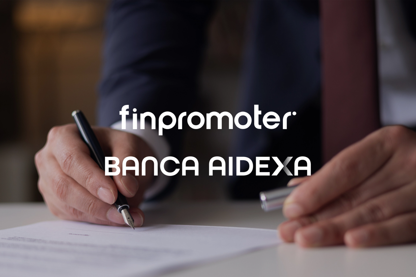 Due persone che firmano un contratto.