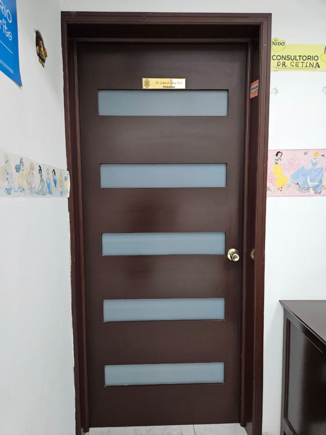Puerta del consultorio de pediatría del Dr. Carlos A. Cetina Pacho