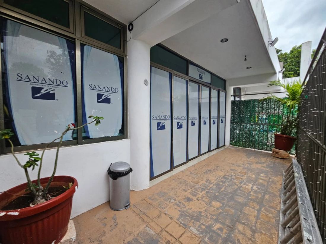 Ventanales de la unidad SANANDO vistos desde el patio de acceso