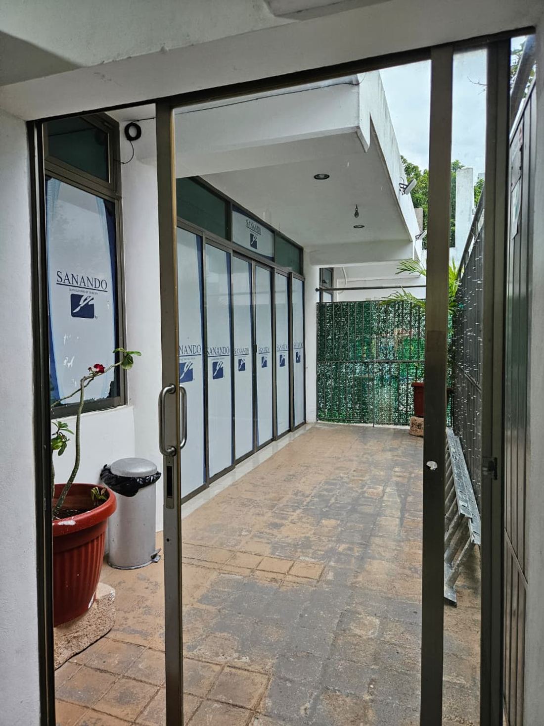 Entrada a la unidad SANANDO vista desde el pasillo de la clínica