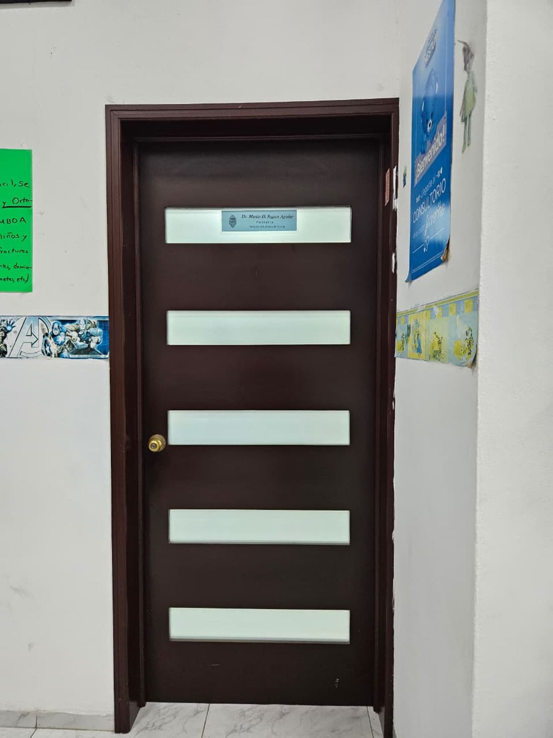 Puerta del consultorio de pediatría del Dr. Martín Segura Aguilar