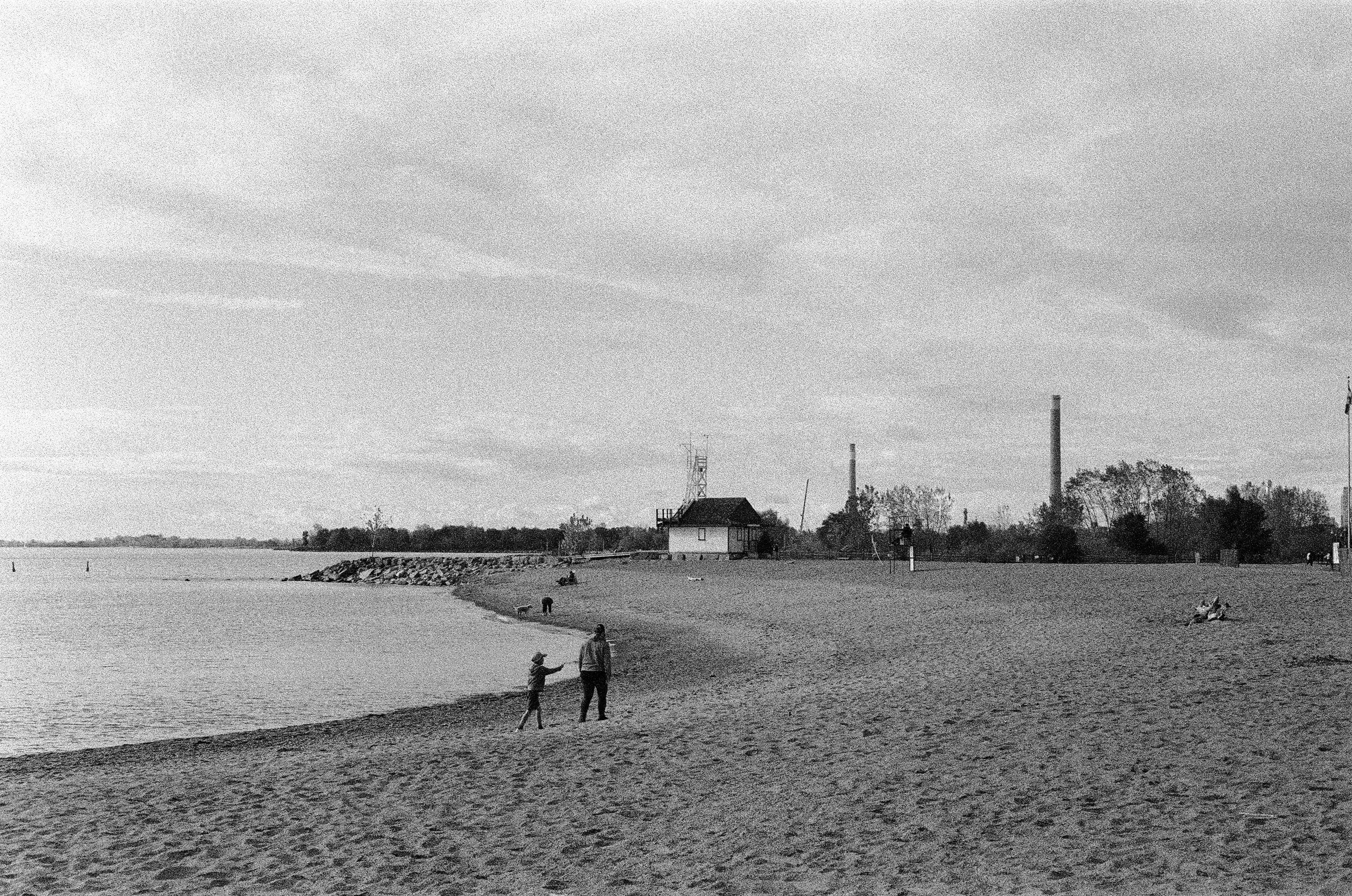 deux personnes marchent sur la plage - photo noir et blanc - La plage de nos jeunes jours