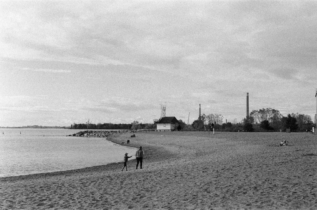 deux personnes marchent sur la plage - photo noir et blanc - La plage de nos jeunes jours