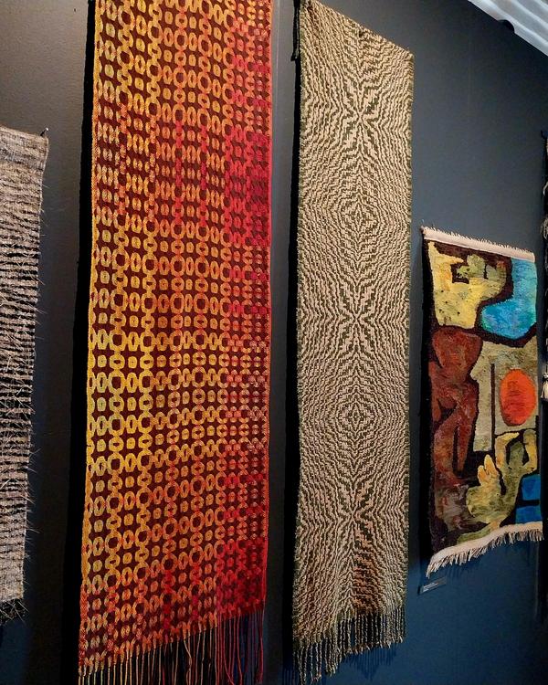 Ręcznie tkane tkaniny artystyczne „Chromatografia” i „Scindapsus”, wykonane techniką Deflected Double Weave z bawełny oraz wełny Donegal Merino