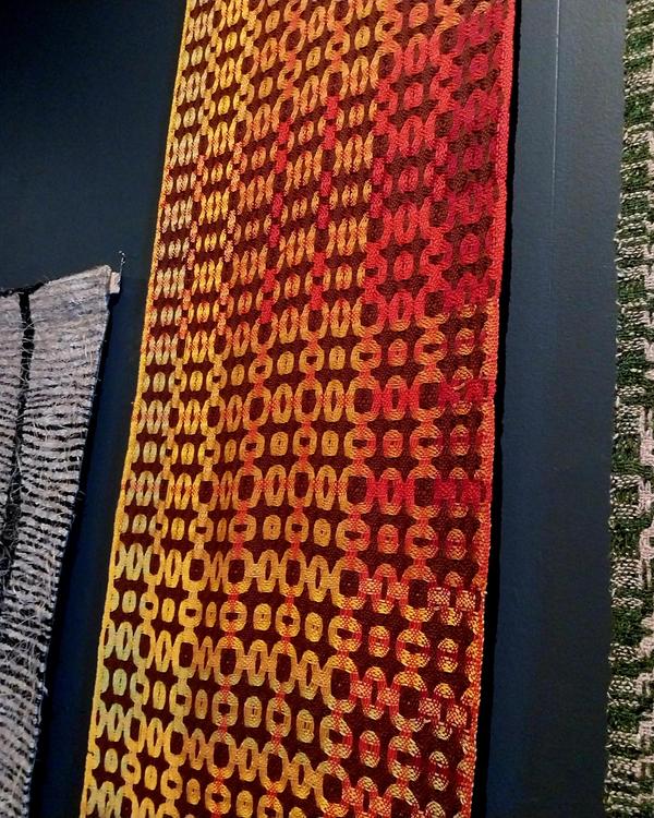 Zbliżenie wyróżnionej tkaniny „Chromatografia”, ręcznie utkanej z bawełny na krośnie wielonicielnicowym w technice Deflected Double Weave