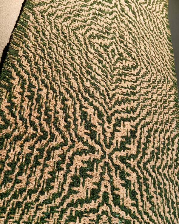Zbliżenie wyróżnionej tkaniny „Scindapsus”, ręcznie utkanej z wełny Donegal Merino na krośnie wielonicielnicowym w technice Deflected Double Weave