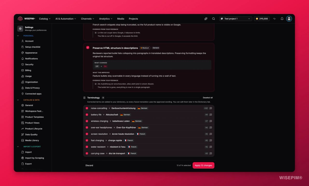 Resultaten van Ingest feedback (Feedback inlezen) in WISEPIM met een voorgestelde instelling om de HTML-structuur in omschrijvingen te behouden, geciteerd bewijs uit reviewerfeedback en acht termcorrecties zoals noise-cancelling naar Geräuschunterdrückung voor Duits en fast charging naar charge rapide voor Frans, met een knop Apply 12 changes.