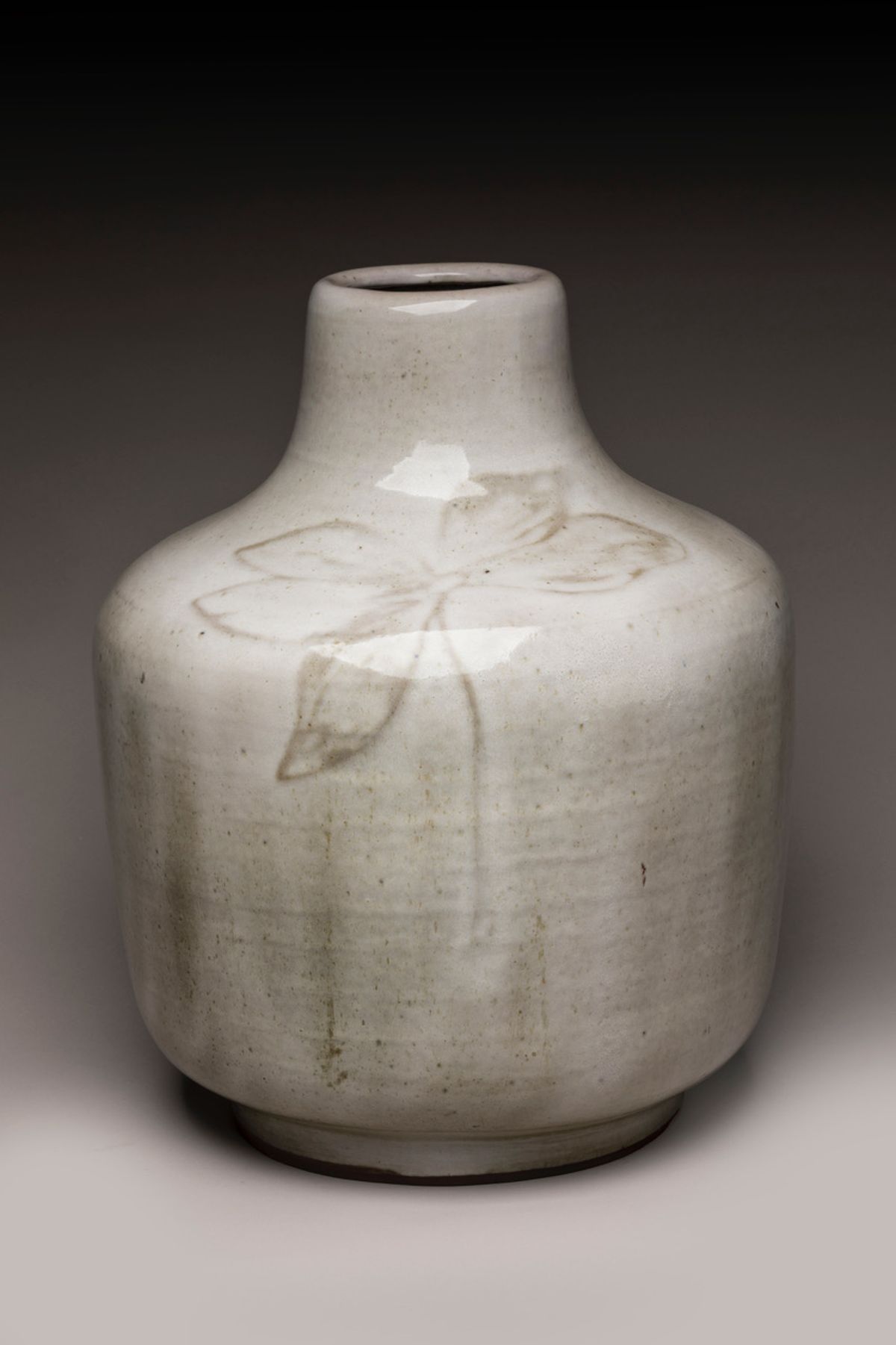 Francine Del Pierre, vase en faïence émaillée blanc-beige et gris bleu à décor d'une grande fleur de magnolia. Modèle créé vers 1963. Courtesy Valoir Pousse-Cornet