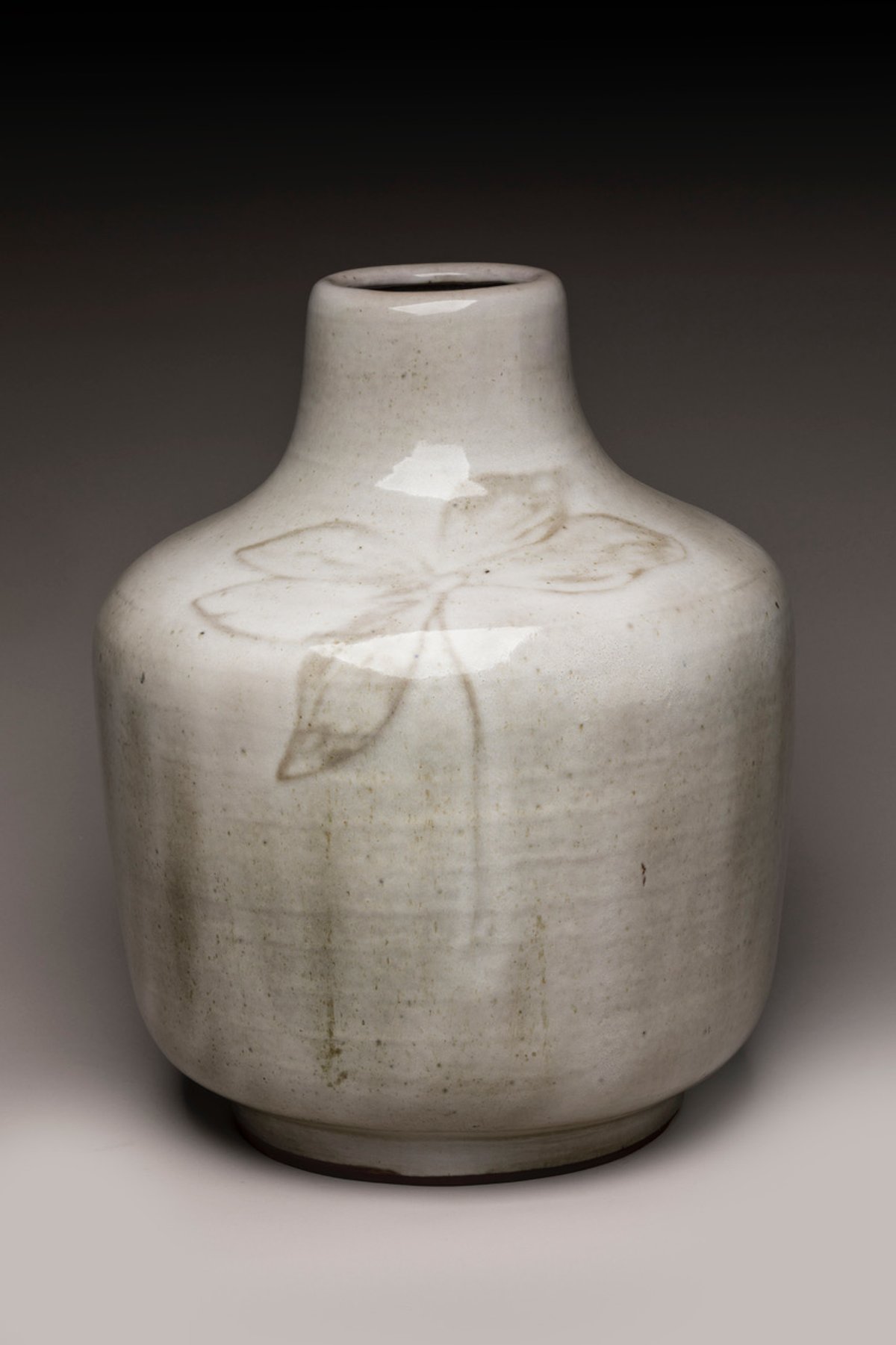 Francine Del Pierre, vase en faïence émaillée blanc-beige et gris bleu à décor d'une grande fleur de magnolia. Modèle créé vers 1963. Courtesy Valoir Pousse-Cornet