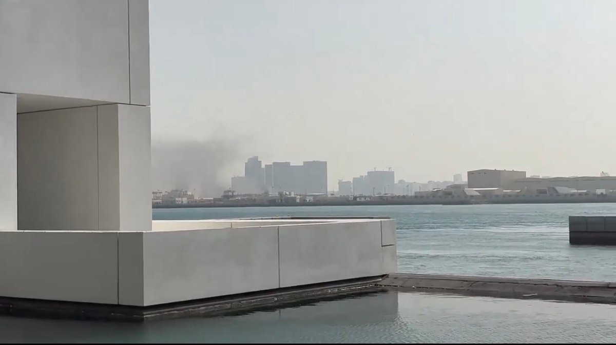 Vue depuis le Louvre Abu Dhabi d'une frappe iranienne sur Abou Dhabi. Via X / Gert Huskens