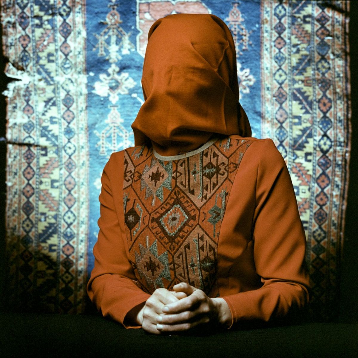 Une image de la série Red Black White de Nazik Armenakyan, ayant pour sujet les femmes vivant avec le VIH en Arménie, exposée à l’Espace des femmes – Antoinette Fouque. © Nazik Armenakyan