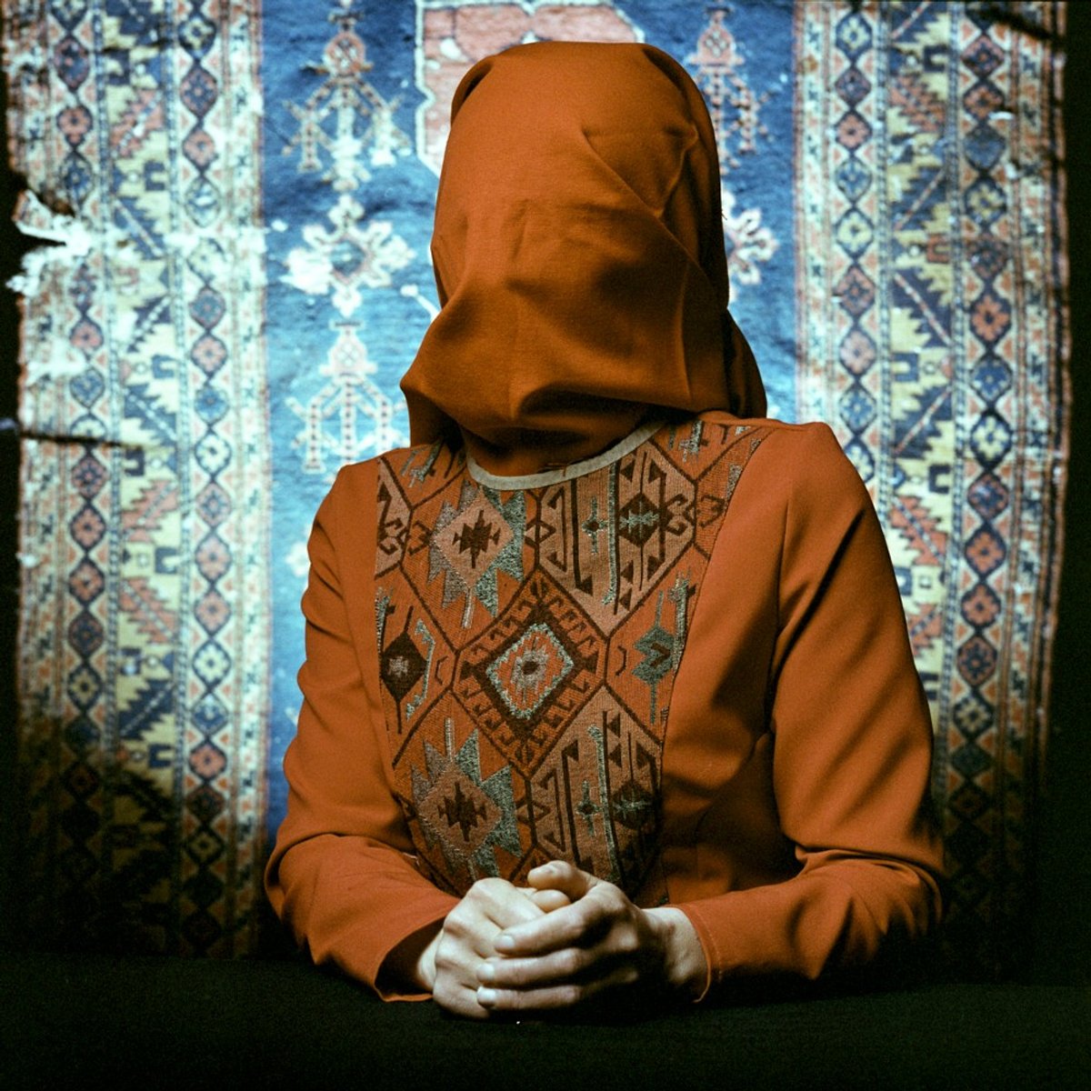 Une image de la série Red Black White de Nazik Armenakyan, ayant pour sujet les femmes vivant avec le VIH en Arménie, exposée à l’Espace des femmes – Antoinette Fouque. © Nazik Armenakyan