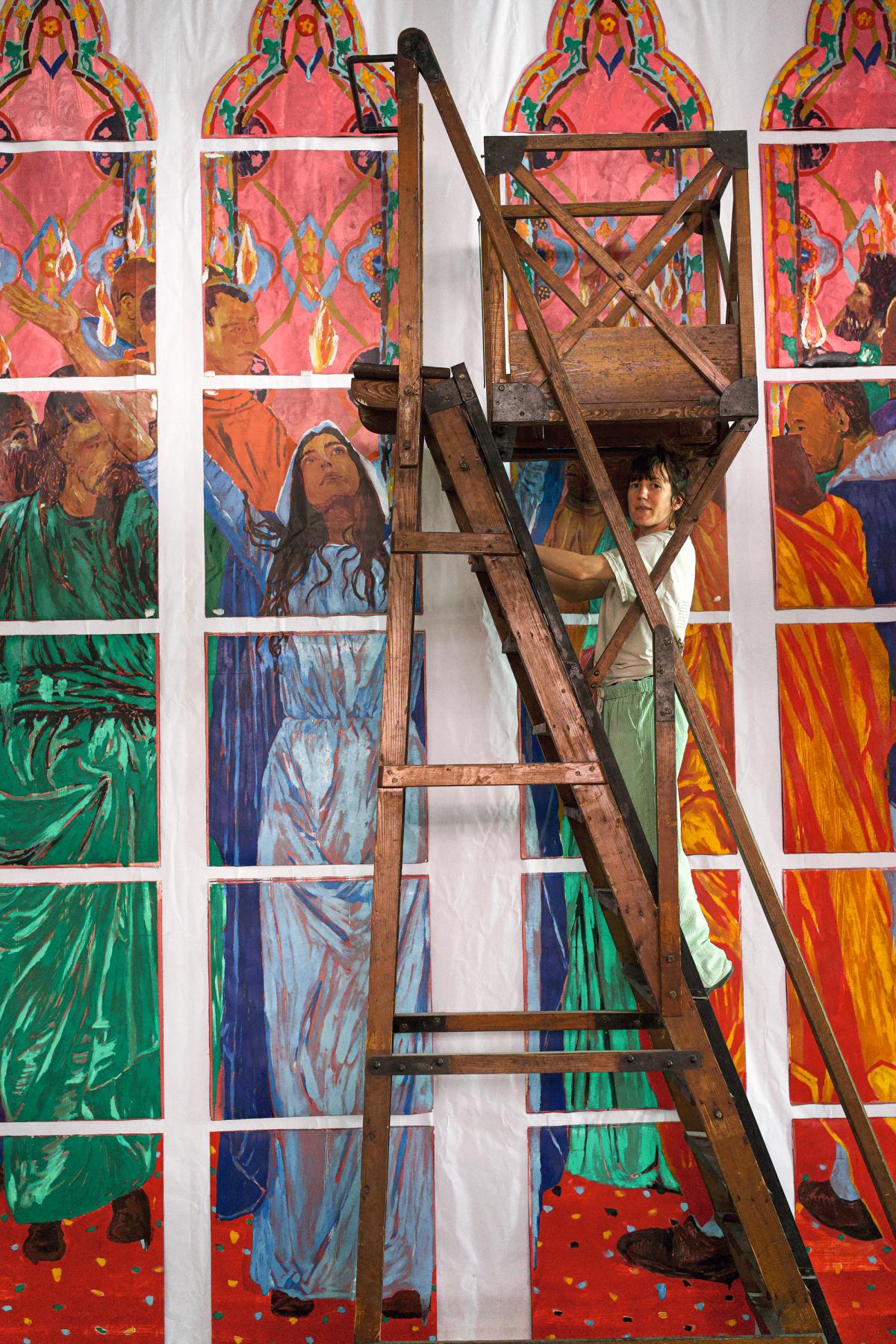 Claire Tabouret devant la maquette de la baie pour la chapelle Sainte-Geneviève, à l’Atelier Simon-Marq. © Claire Tabouret / Photo : Nathan Thelen, 2025