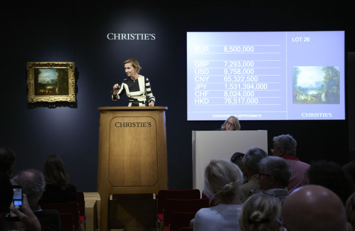 Cécile Verdier, présidente de Christie’s France, commissaire-priseur, adjugeant L'île enchantée d’Antoine Watteau,
vendu 10,3 millions d'euros. © Christie’s Images Limited, Marie Gadonneix