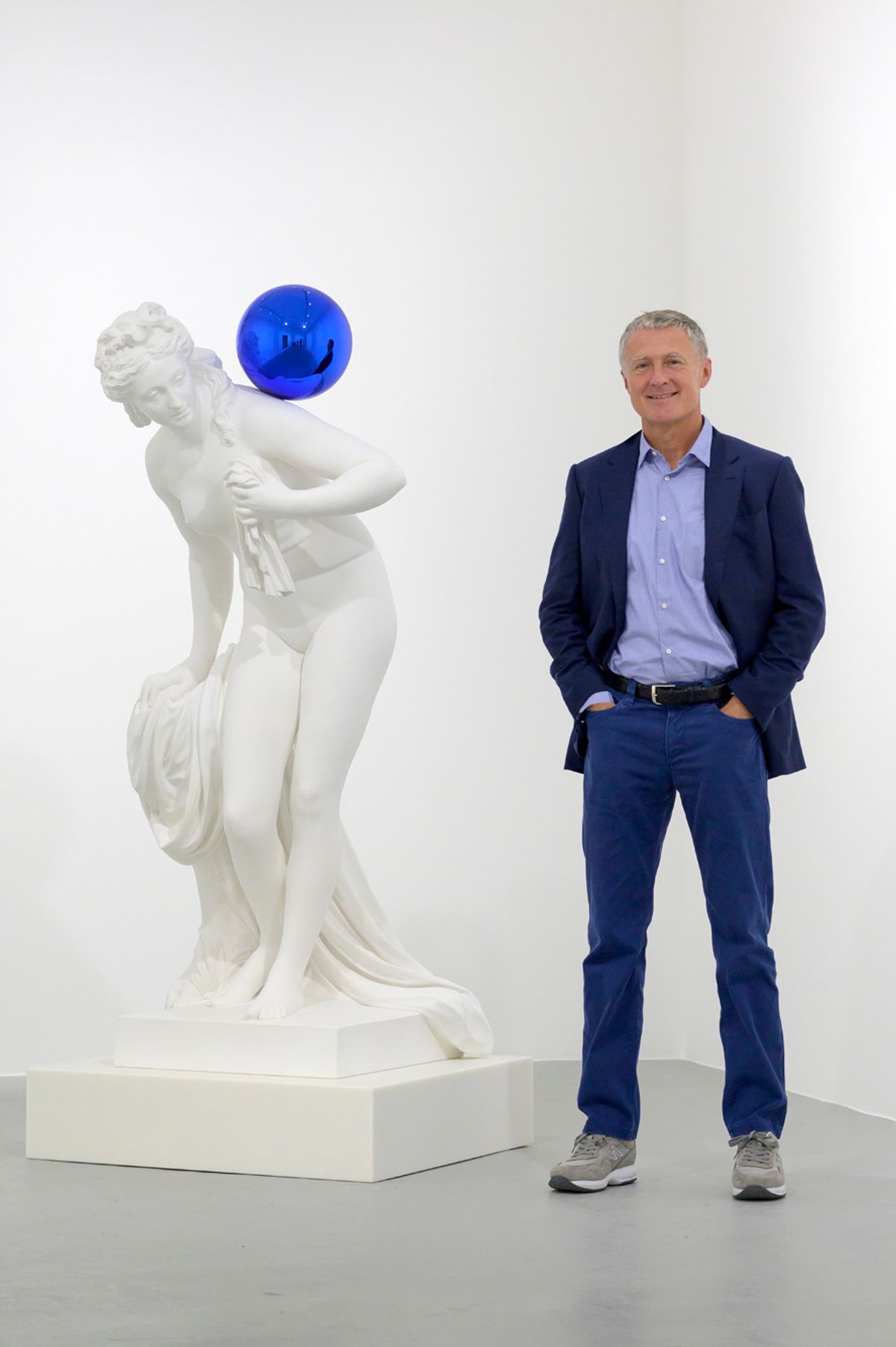 David Zwirner devant l’œuvre de Jeff Koons, Gazing Ball (Diana), 2013, dans sa galerie parisienne. Courtesy de David Zwirner. Photo : Charles Duprat