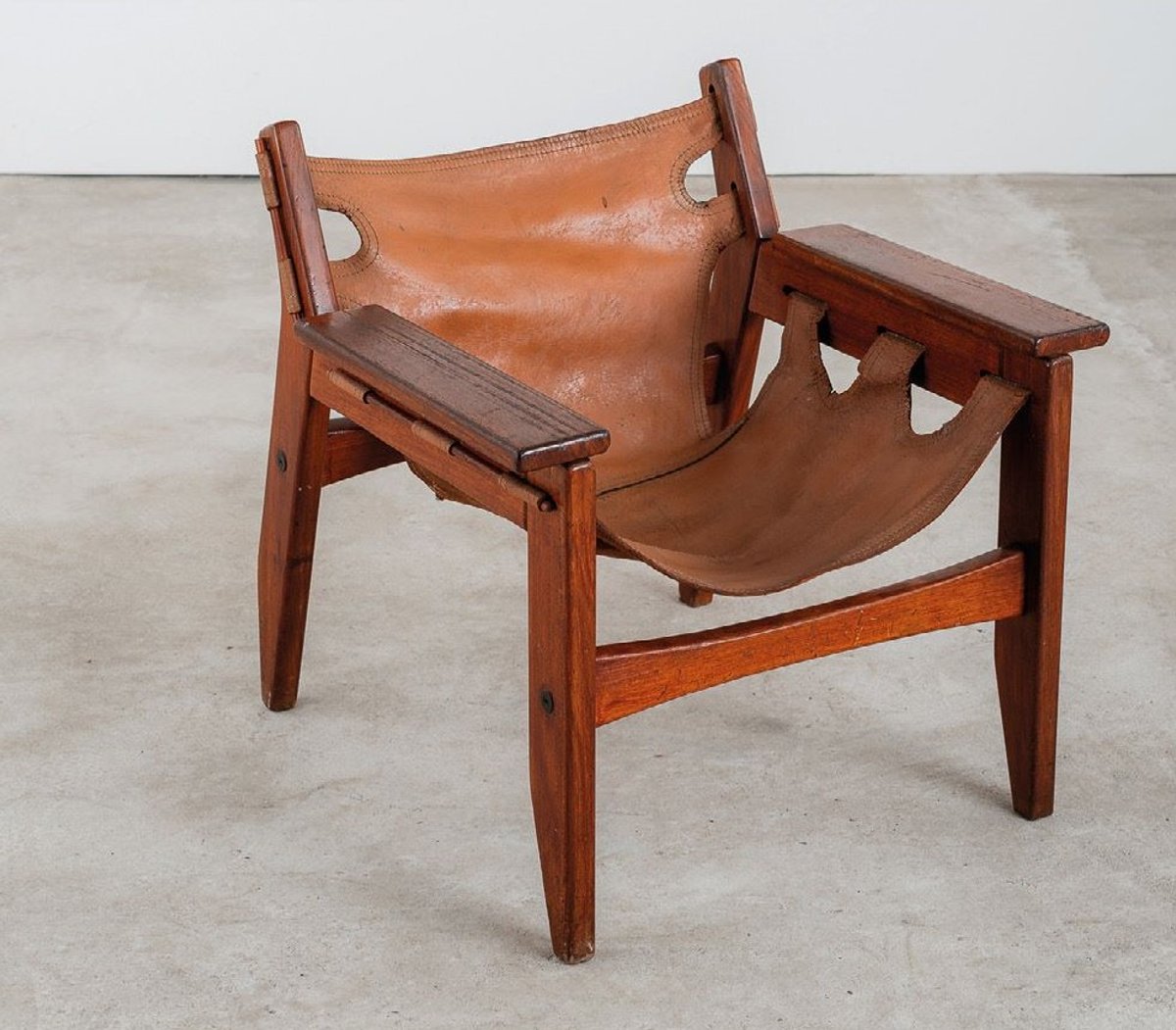 Sergio Rodrigues, fauteuil Kilin, années 1970, bois massif, cuir. Courtesy de la Galeria Bessa Pereira