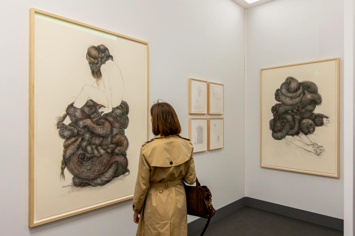 Vue d'une partie de l'exposition du Prix de dessin contemporain de la Fondation Daniel & Florence Guerlain au Salon du dessin 2025, ici avec des œuvres d'Alice Maher. Photo : D.R.