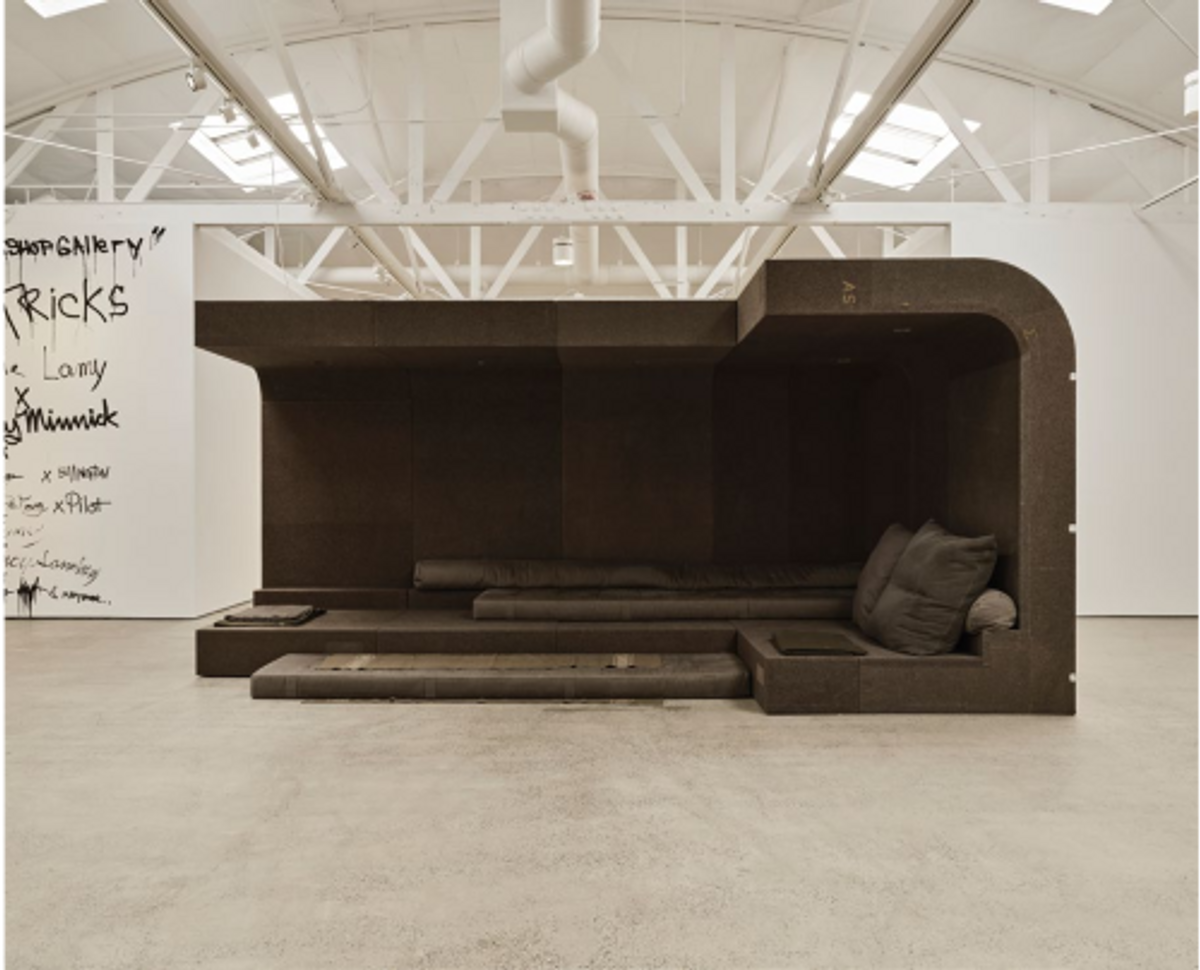 Rick Owens, Glade, 2020, couverture de l’armée, contreplaqué, luminaires, rembourrage. © Madeleine Tolle, courtesy Carpenters Workshop Gallery