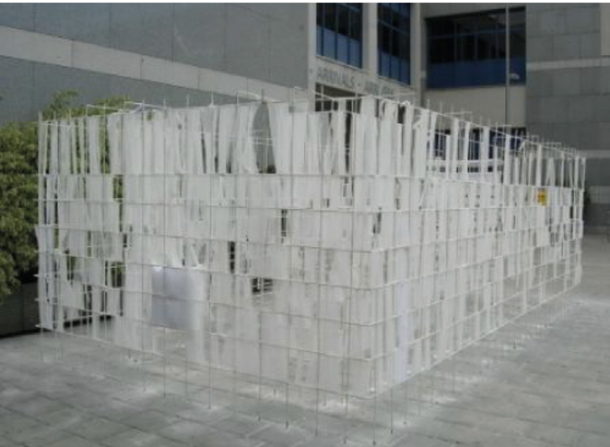 Safaa Erruas, Almohada, 2006, structure métallique et bandes de gaze.
© D.R.