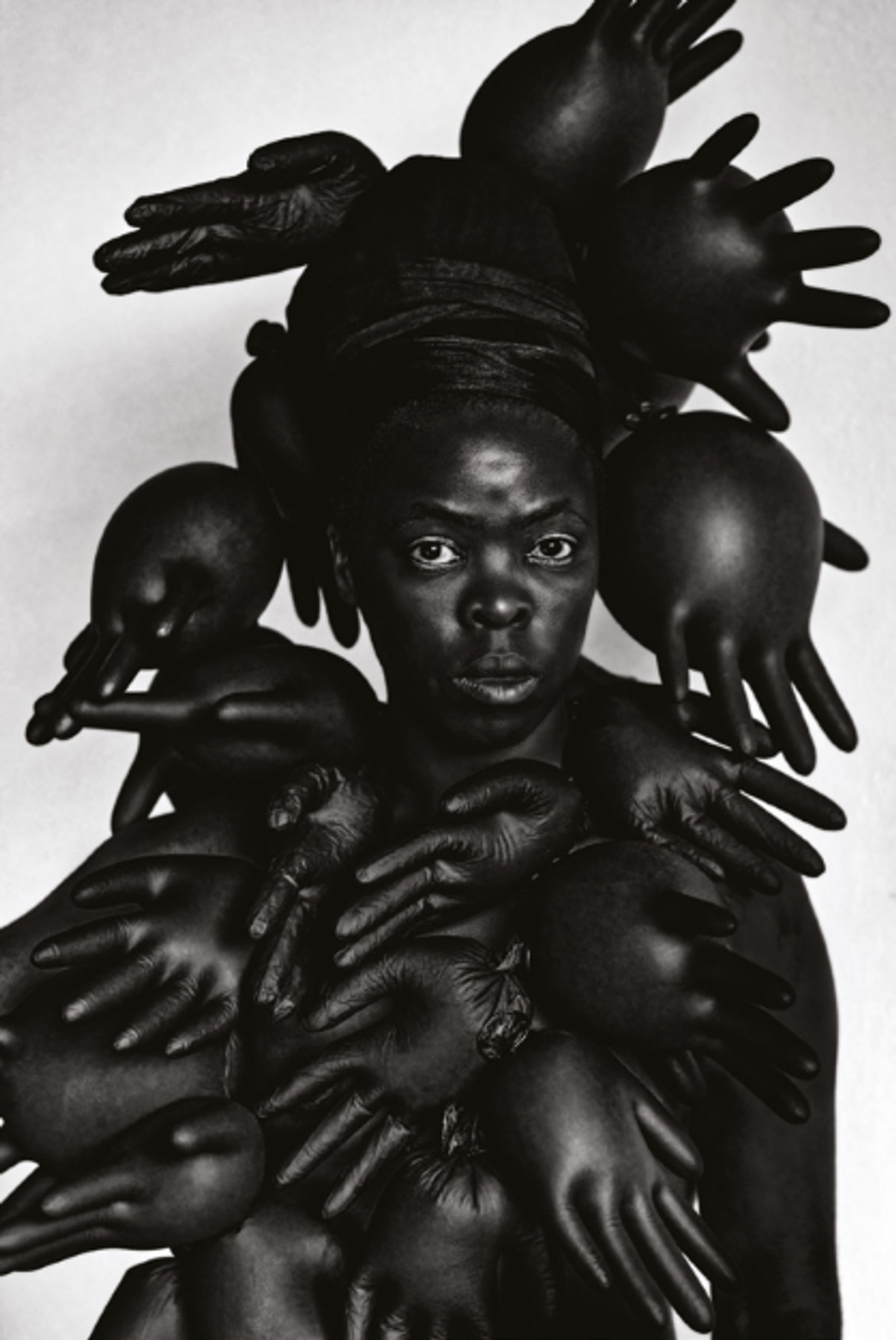 Zanele Muholi, Phila I, Parktown, série Somnyama Ngonyama, 2016, tirage gélatino-argentique. Courtesy de l’artiste, Yancey Richardson, New York et Stevenson, Le Cap/Johannesbourg