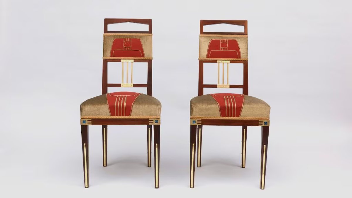 Paire de chaises de la série Saint-Saëns de Gustave Serrurier Bovy chez Haesaerts-le Grelle, à Fine Arts Paris. © Galerie Haesaerts-le Grelle