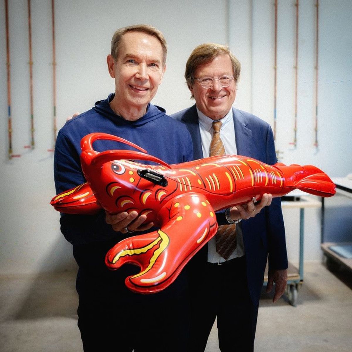 Jeff Koons et Michel Bernardaud portant le précieux homard en porcelaine. Photo : D.R.