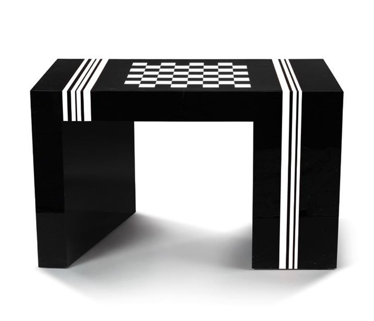 Jean-Claude Farhi, table de jeu de backgammon, 1970, polyméthacrylate. © Galerie Yves Gastou, Paris