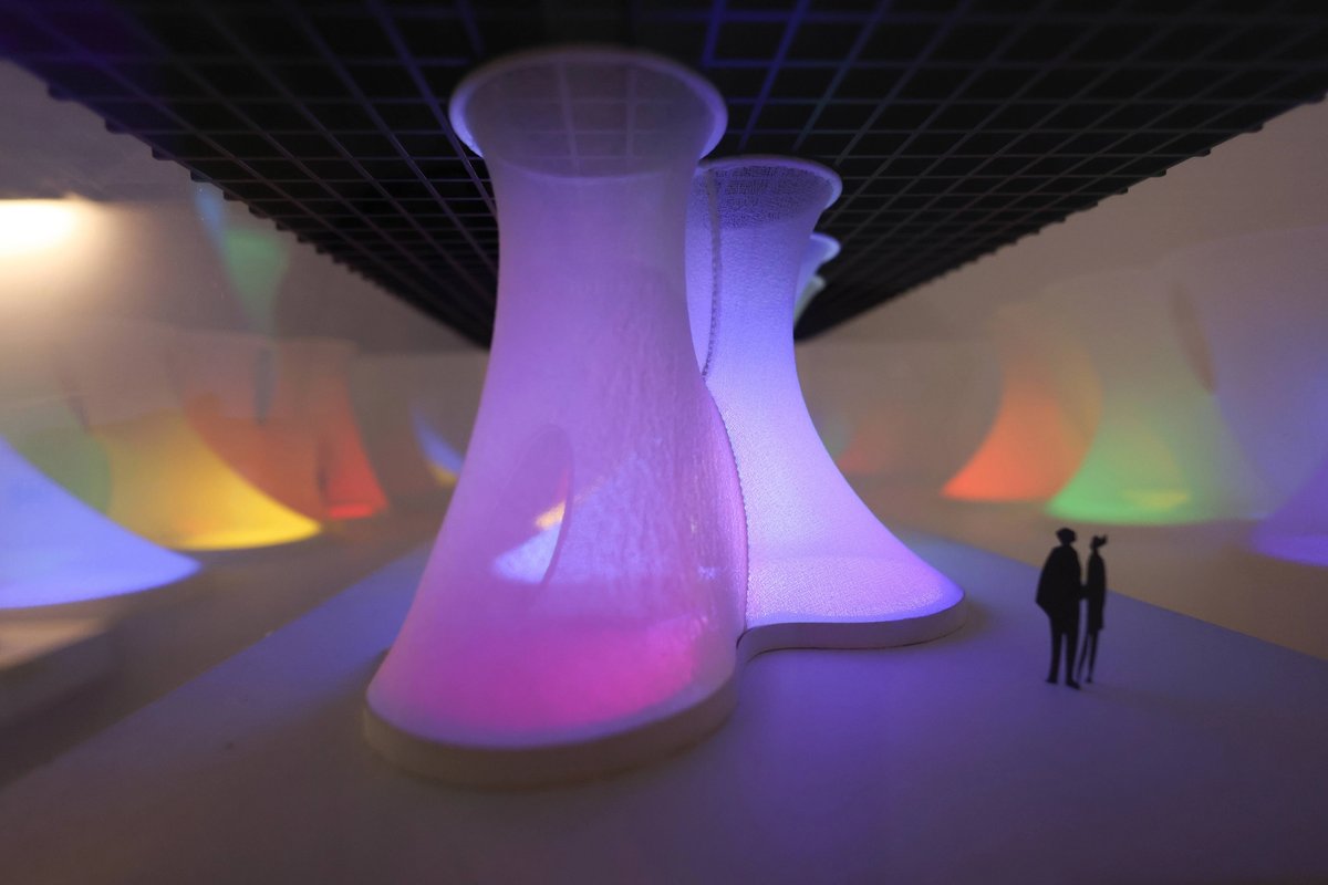 Aleksandra Kasuba, Spectrum. An Afterthought, 1975 – 2014, tissu synthétique, lampes au néon, filtres colorés, acier, aluminium, contreplaqué, plastique, 400 x 1056 x 539 cm. The Lithuanian National Museum of Art. Photo : Antanas Lukšėnas