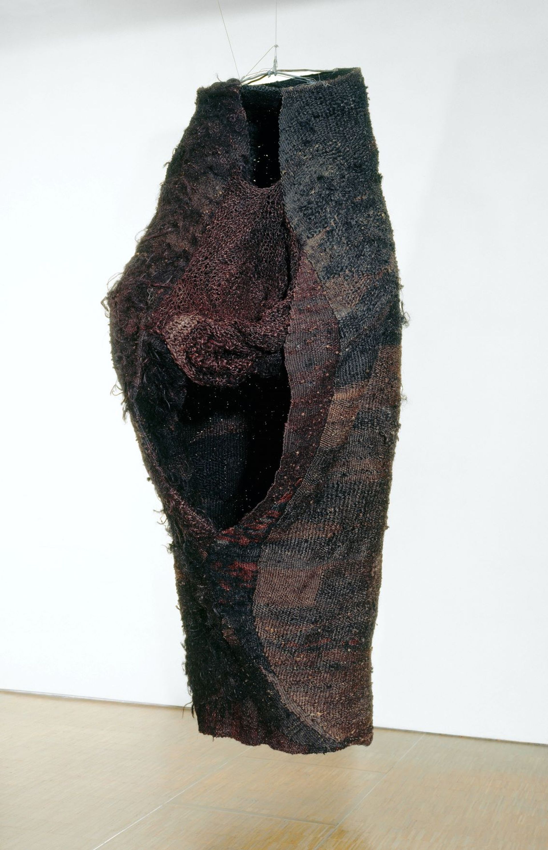 Magdalena Abakanowicz, Abakan grand noir, 1967-1968, sisal et chanvre tissés et cousus, Centre Pompidou, Musée national d’art moderne, Paris, achat, 1979. D.R.