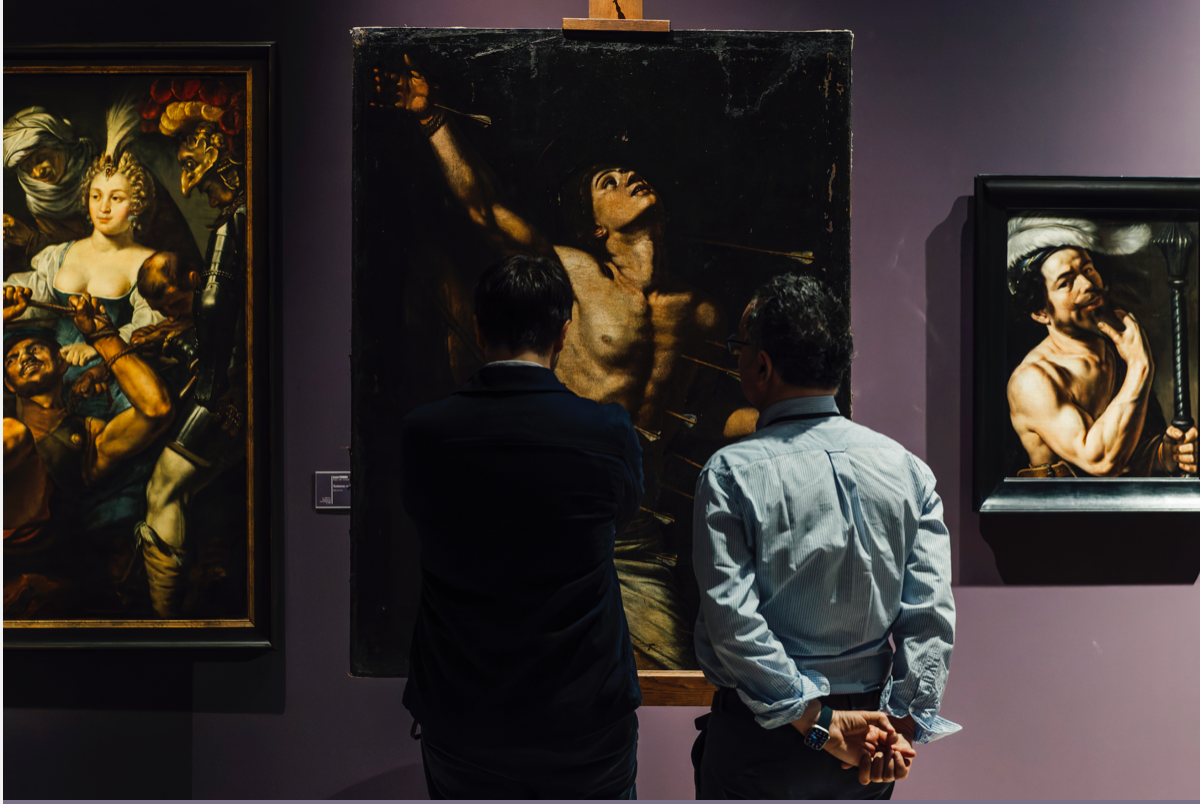 Nicolas Misery, directeur des Musées de Marseille, et Luc Georget, conservateur en chef du Musée des Beaux-Arts, devant le Saint Sébastien de Louis Finson. 

© Ville de Marseille