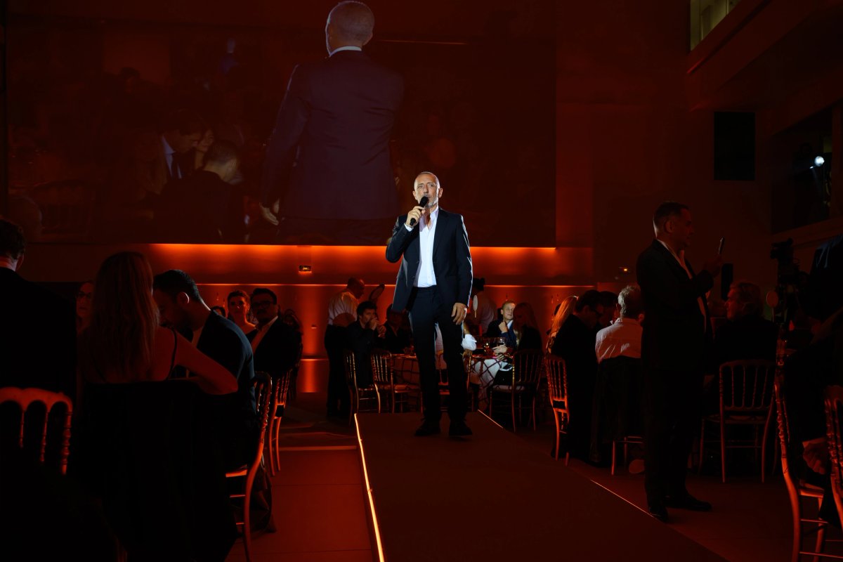 Vue de la vente "Heroes for Imagine", animée par l'humoriste Gad Elmaleh.
© Photo : Michaël Huard / Say Who